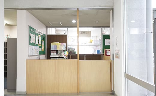 色味が無く無機質なエントランス。