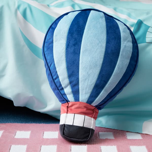 Gambaran dekat kusyen UPPTÅG dibuat dalam bentuk belon udara panas berwarna biru dan dibuat menggunakan poliester kitar semula.