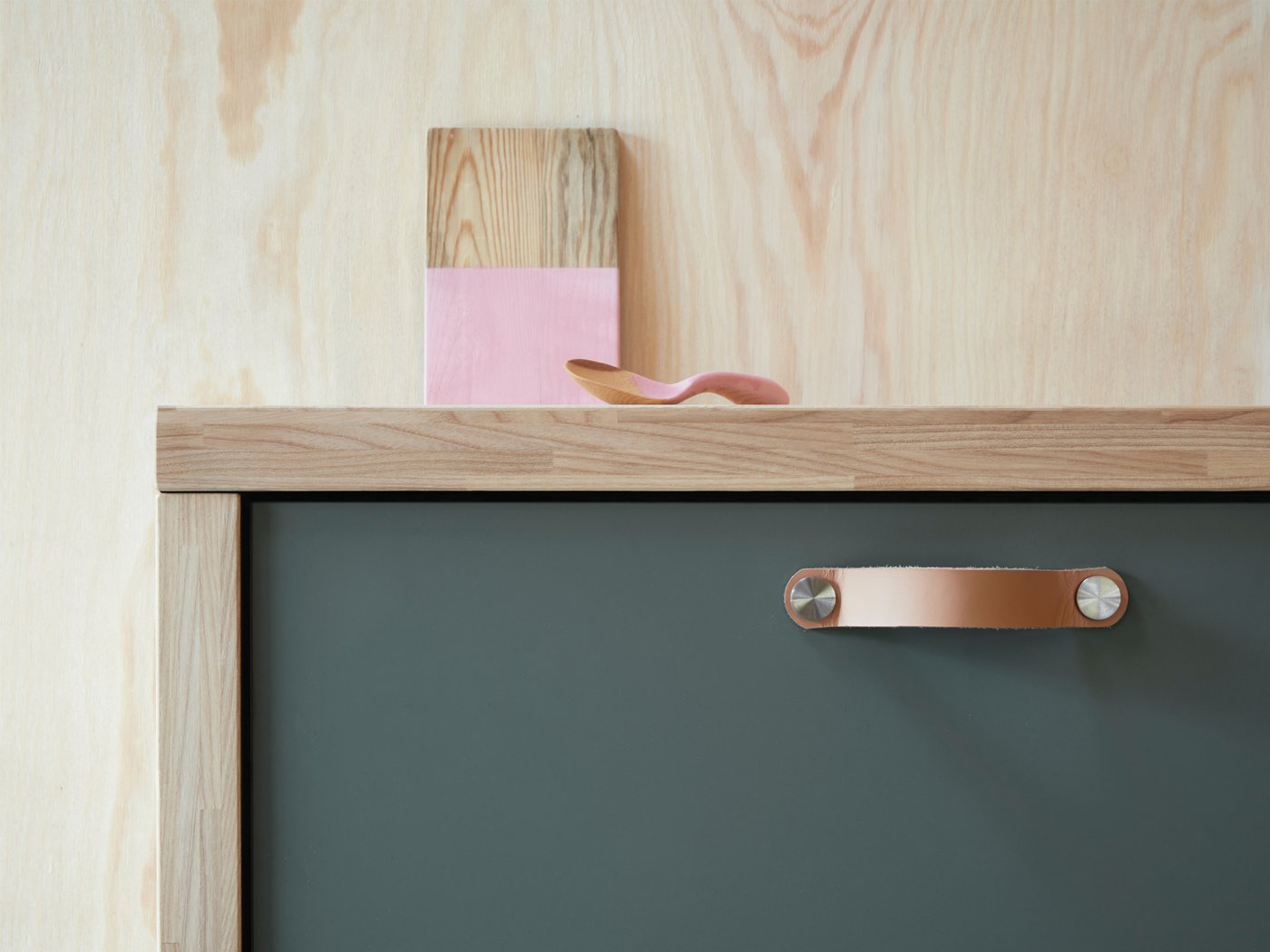 Gambaran dekat laci dapur menggunakan bahagian depan BODARP berwarna kelabu hijau matte untuk rupa yang moden.