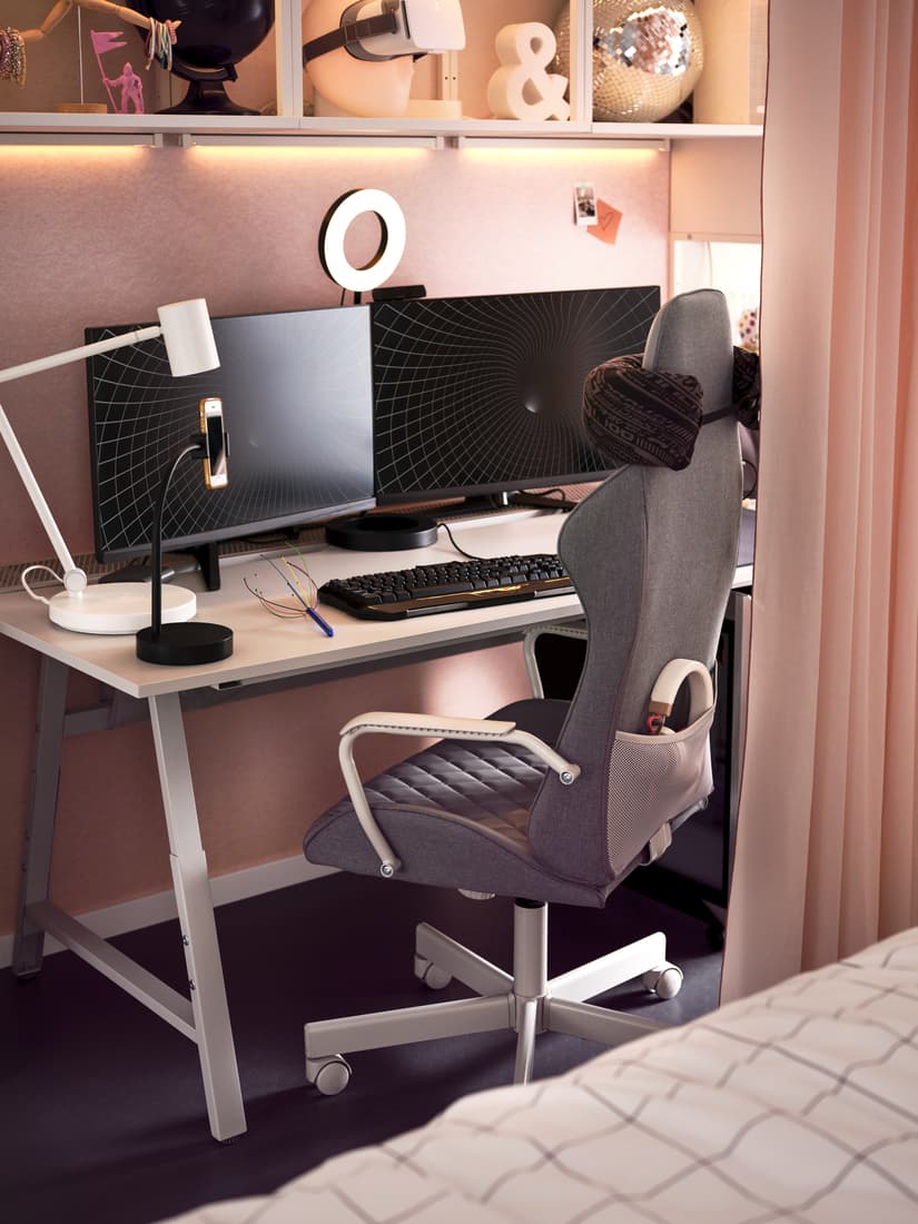 Gamer asztal előtte irodai székkel.