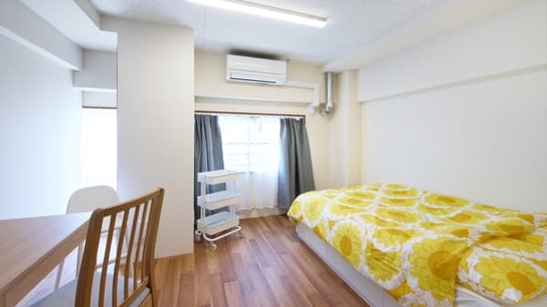黄色が印象的なお布団で部屋の印象が明るく安心できる空間に。