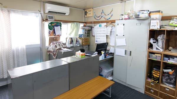 物が無造作に置かれているデスク。