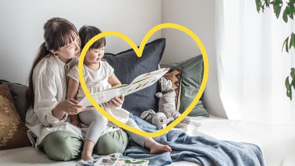 大人が子供に絵本を読んでいる
