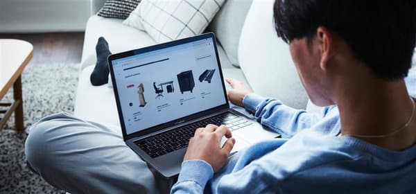 人がパソコンでイケアの商品をみている様子