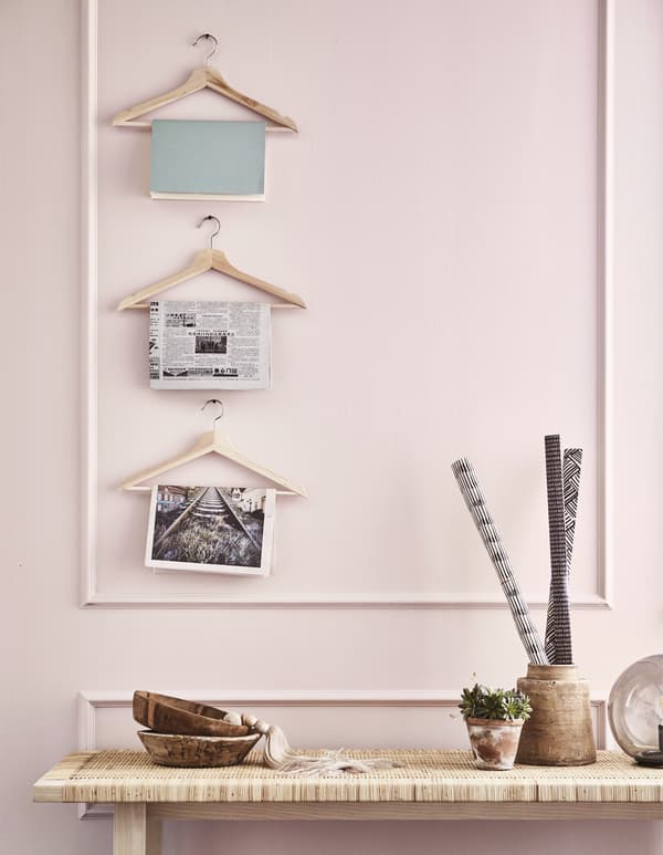 Garde de l’ordre dans les magazines et les journaux en utilisant des cintres comme porte-journal! IKEA propose un vaste choix de cintres de tous genres. Pose tes journaux et magazines à cheval sur la barre de notre cintre classique BUMERANG en bois dur massif.
