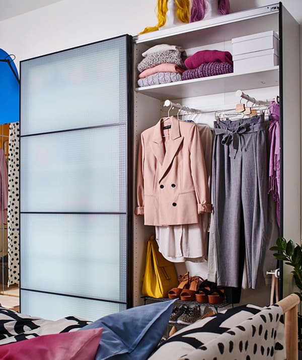 Garde-robe avec portes coulissantes, remplie d'habits de cérémonie.