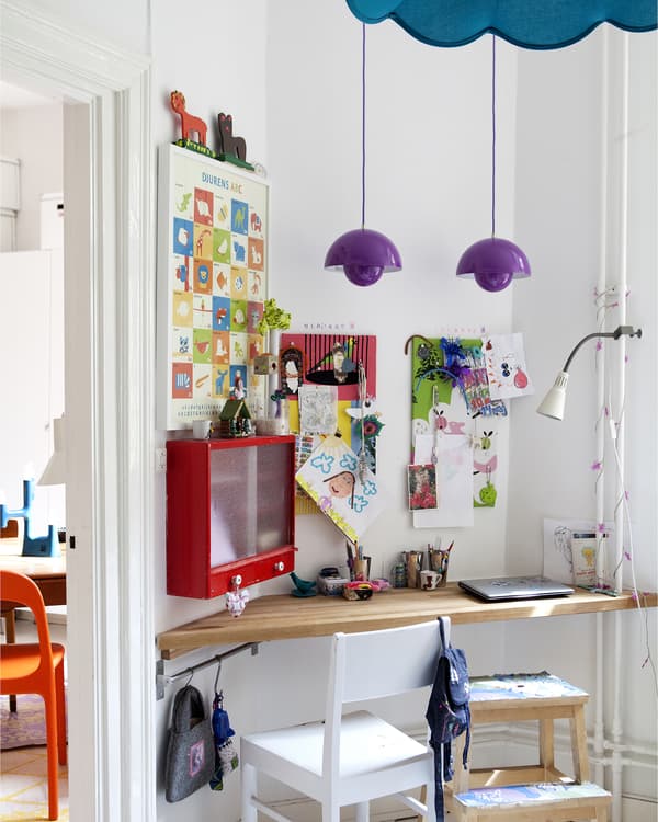 Garde-robe sur-mesure intégrée à un bureau d’enfant dans un coin à dormir.