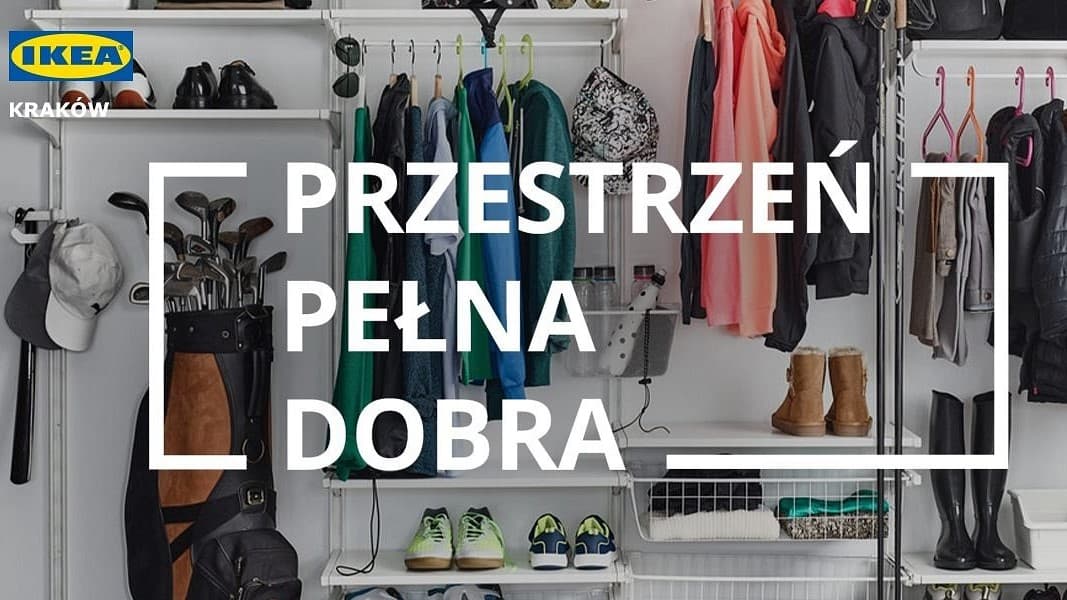 garderoba IKEA wypełniona odzieżą i akcesoriami oraz napis "Przestrzeń pełna dobra" na zdjęciu