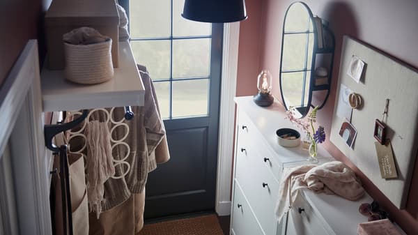 Garderoben-Ideen für kleine Flure mit zwei weißen Schuhschränken.