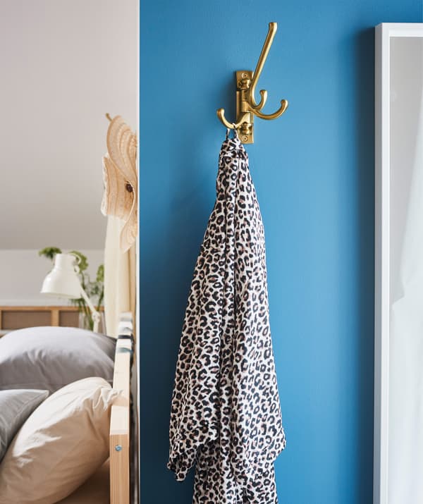 Gardez le nécessaire pour la nuit près de vous, pendu à un crochet. Par exemple, le crochet mobile triple couleur laiton IKEA KÄMPIG.