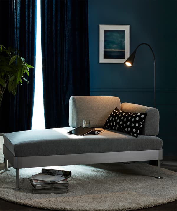 Gardez votre intérieur frais les jours de forte chaleur. Installez des rideaux épais comme les rideaux bleus IKEA MERETE.