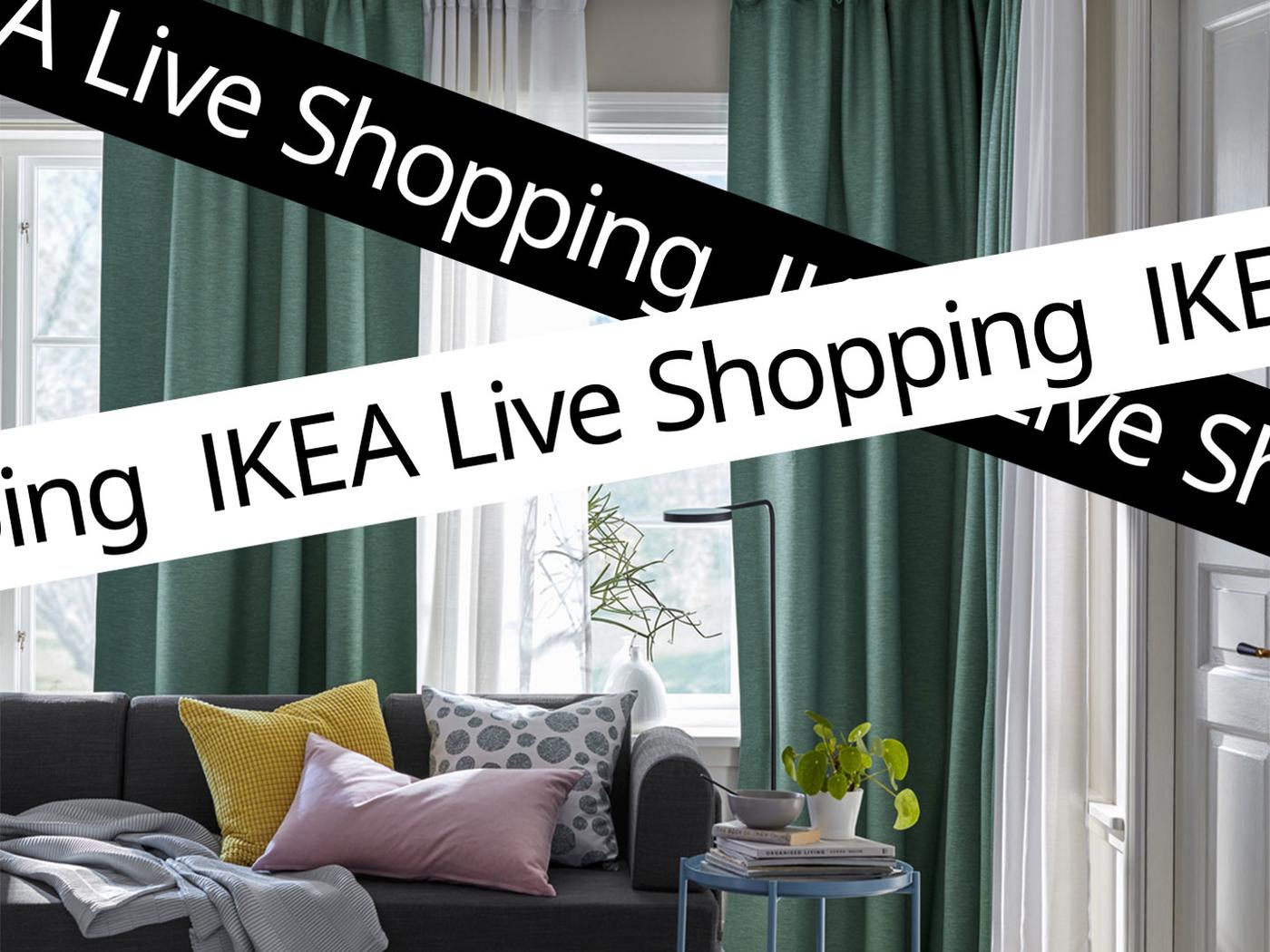 Gardiner hänger bakom en soffa i ett vardagsrum.