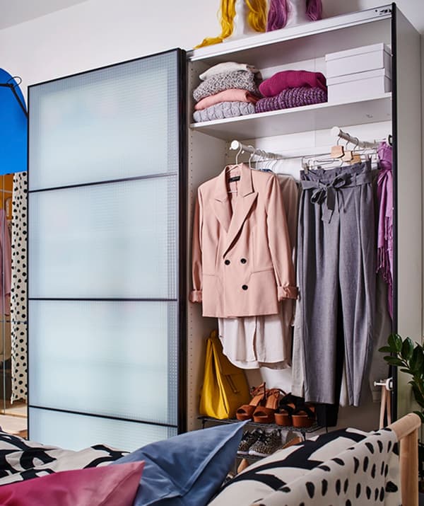 Gardrób, tolóajtókkal, elegáns és extravagáns ruhákkal.