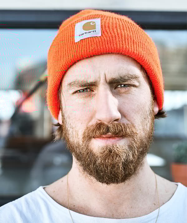 Gareth portant un bonnet orange.