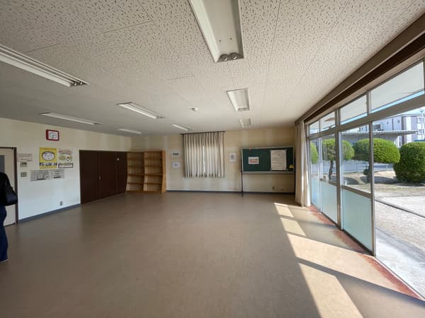 日が差し込む広いホール。