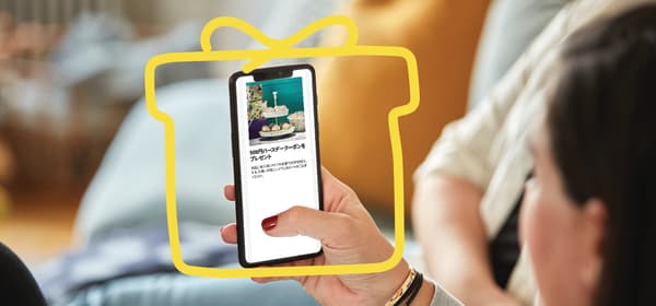 女性がスマートフォンで調べ物をしている。