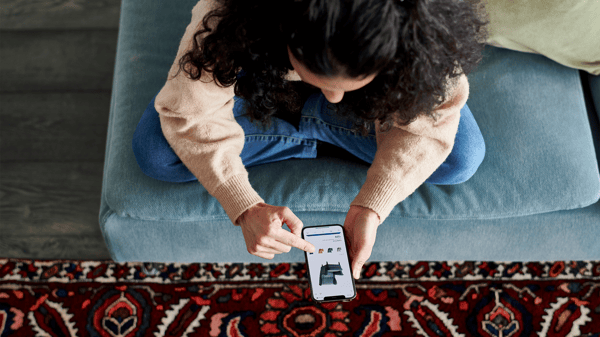 人がスマートフォンでイケアの商品を見ている様子