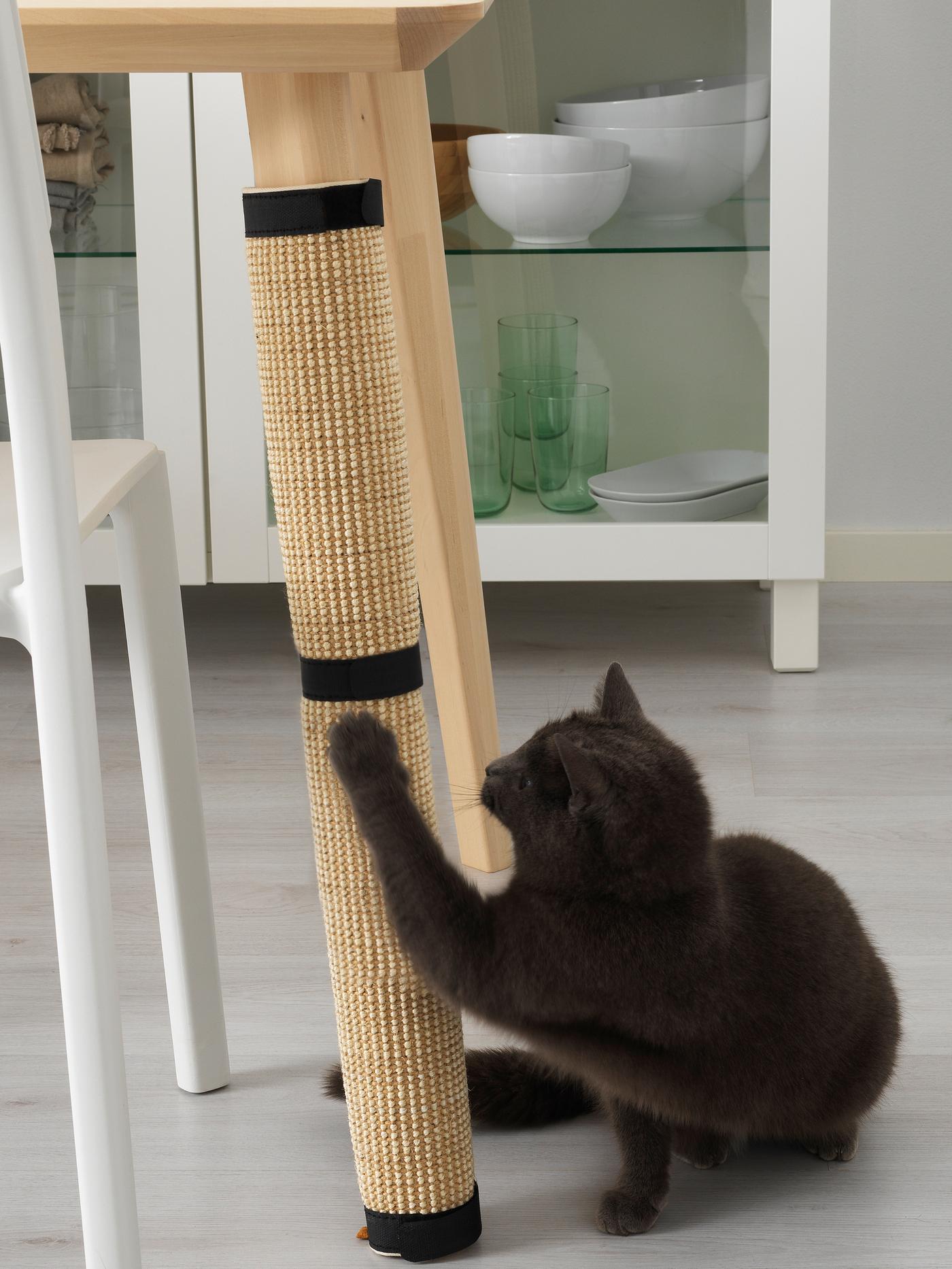 gato queriendo escalar el juguete de ikea