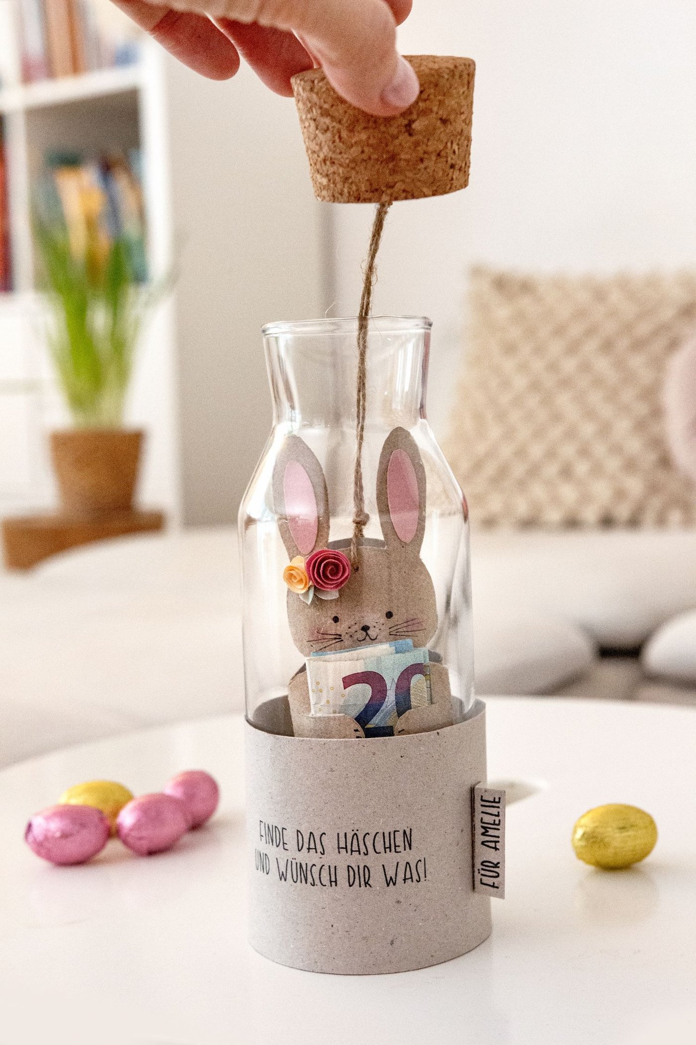 Gebasteltes Häschen mit Geldschein in IKEA 365+ Karaffe