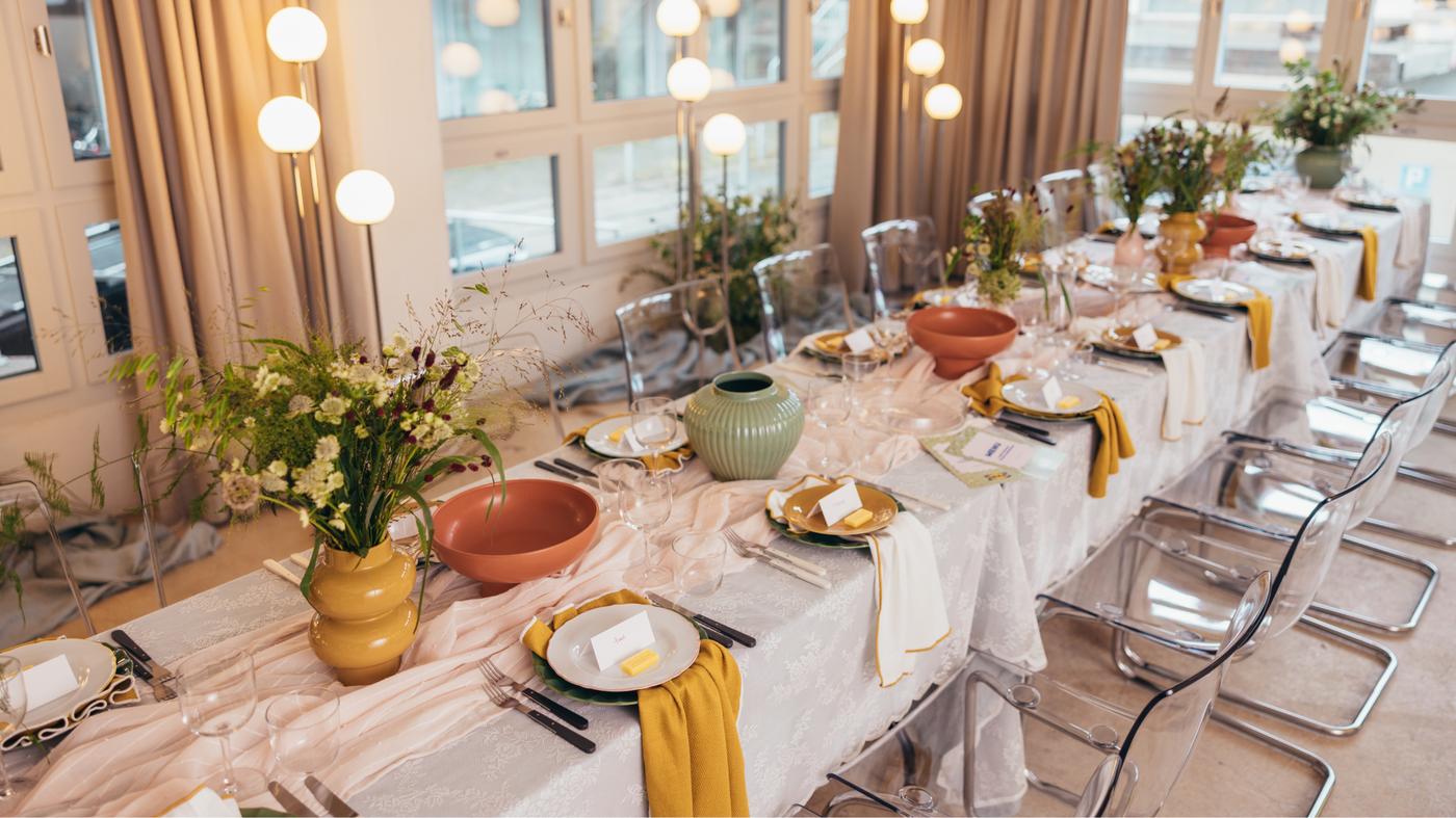 Gedeckter Tisch im Modern Cottage Wohntrend Stil mit verschiedenen Produkten von IKEA 