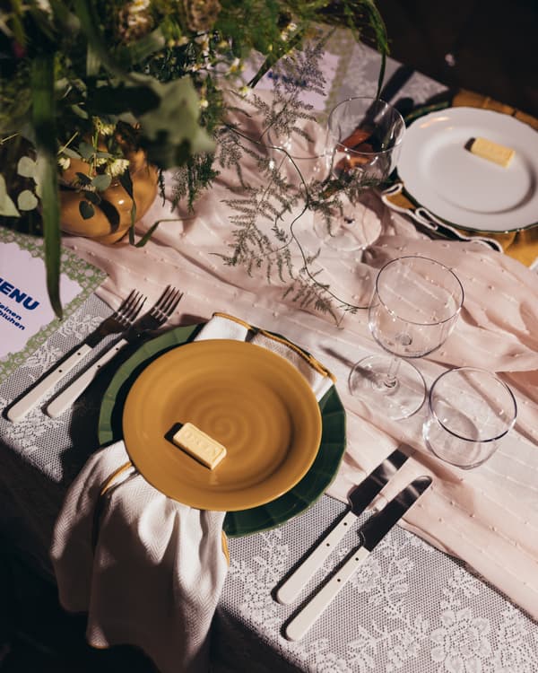 Gedeckter Tisch im Modern Cottage Wohntrend Stil mit verschiedenen Produkten von IKEA 