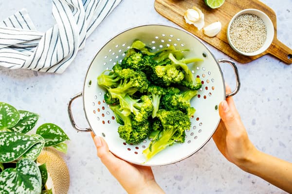Gekochter Brokkoli in einem Abtropfsieb.