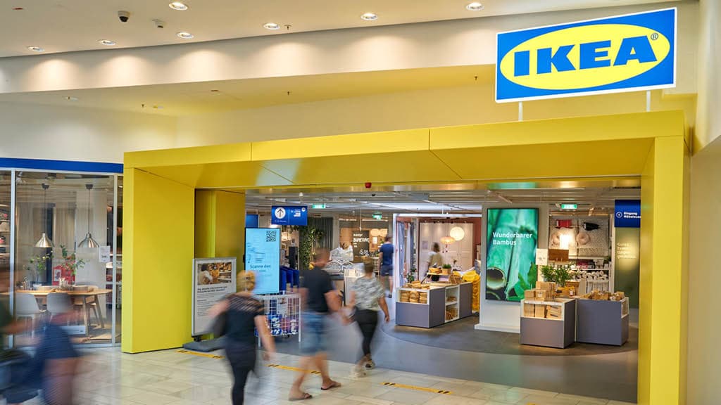 Gelb eingerahmter Ikea Eingang des Ikea Einrichtungshauses in Vösendorf