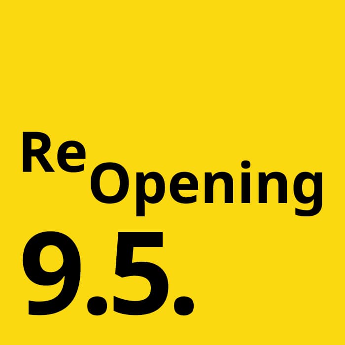 Gelber Hintergrund mit schwarzer Schrift: „ReOpening 9.5.“