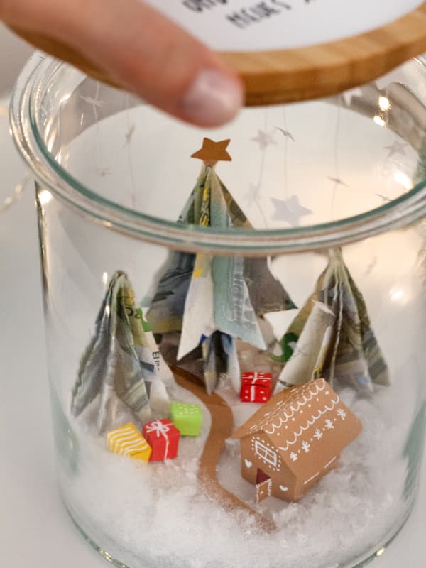 Geldgeschenk: Weihnachtsbäume im Glas, Deckel wird angehoben