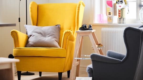 Gele STRANDMON oorfauteuil met grijs sierkussen