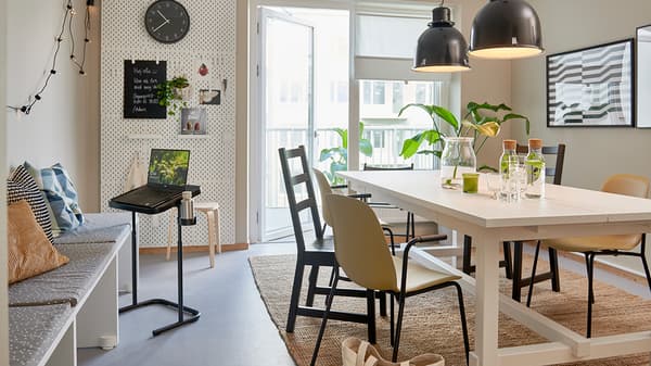 Gemensamt kök i coliving-lägenhet med IKEA bord, stolar och övrig inredning