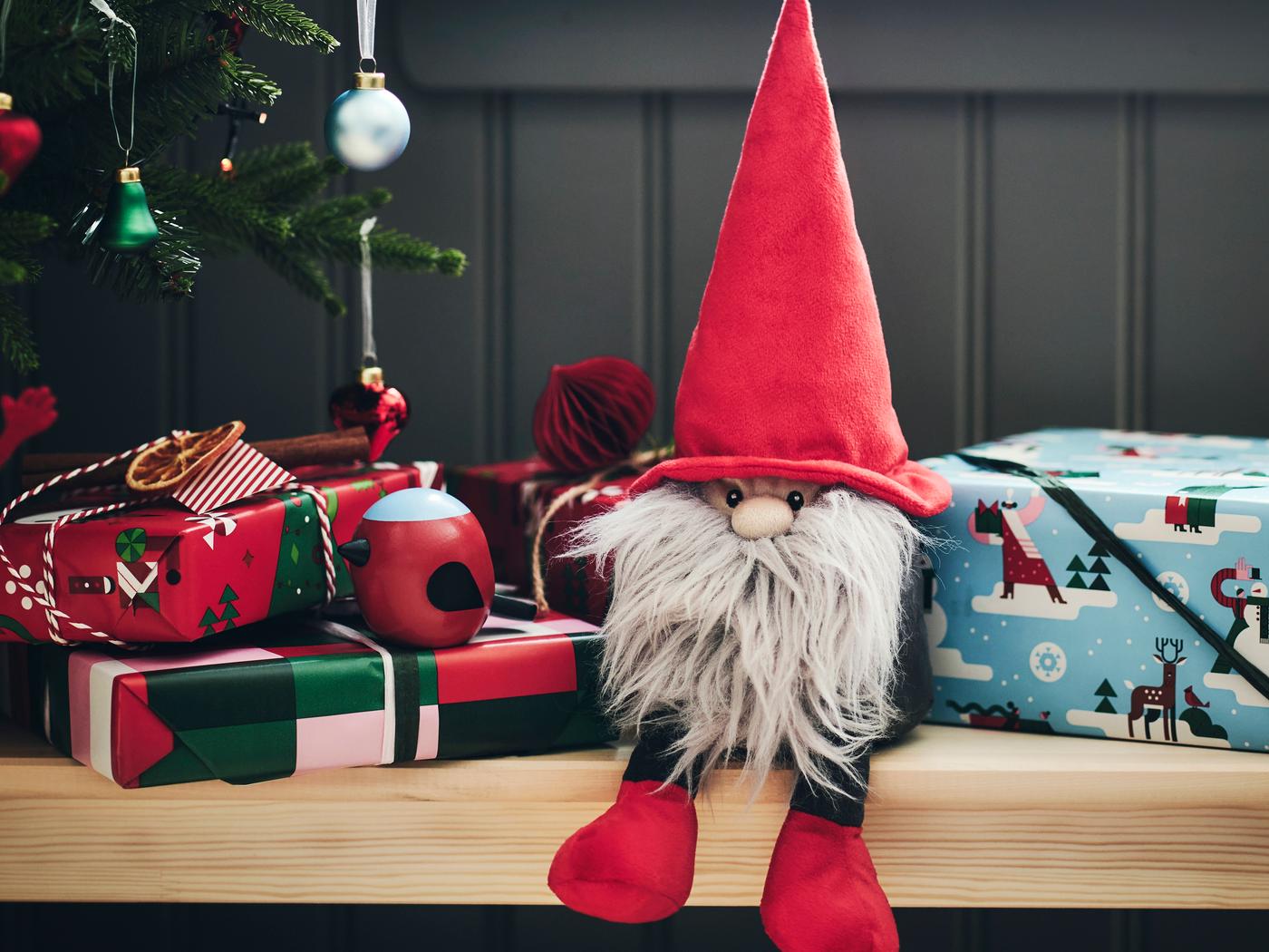 Geschenke, dabei ein dekorativer Weihnachtswichtel aus Stoff