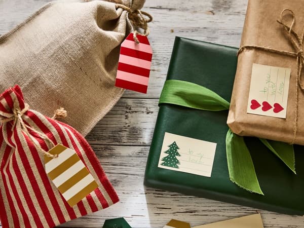 Geschenke in verschiedenen Geschenkverpackungen und unterschiedlichen Etiketten. 