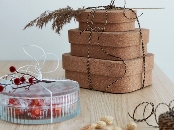 Geschenkkästen übereinander gestapelt.