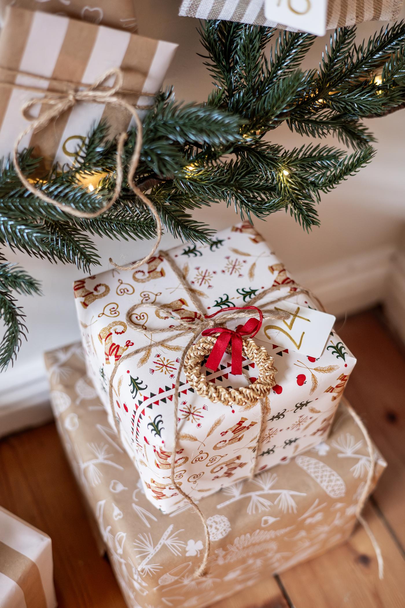 Geschenkpäckchen liegen unter dem Baum.