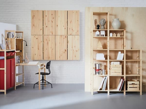 Geschlossene IVAR Regalmodule an der Wand in einem Büro und eine offene Regallösung.