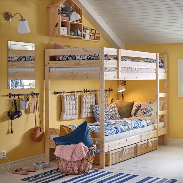 Geschwister können sich mithife von IKEA MYDAL Etagenbettgestell in Kiefer ein Zimmer teilen und mit NÄPEN Garderobenhalter Hobbys wie z. B. die Näherei erkunden.
