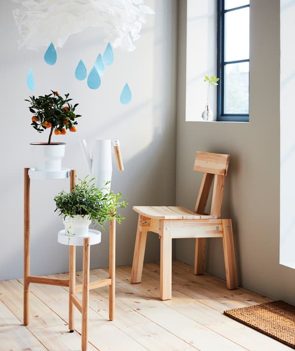 Gestalte dir einen verspielten Treffpunkt aus Pflanzen, Licht und SATSUMAS Blumenständer Bambus/weiß. Hier kannst du wirklich entspannen.