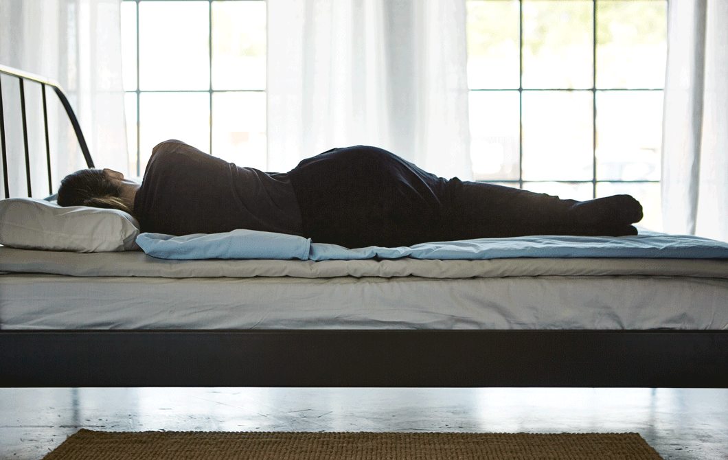 GIF animé montrant une femme changeant de position sur son lit: sur le côté, sur le dos, sur le ventre