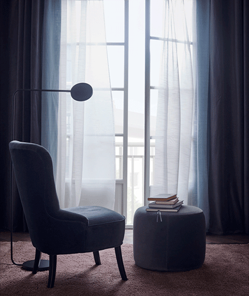 GIF de cortinas movéndose co vento, nunha porta aberta, nunha sala.