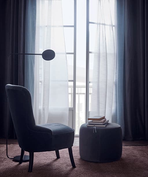 GIF de cortinas moviéndose con el viento, en una puerta abierta, en un salón.