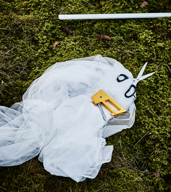 GIF d’un voilage enroulé autour d’une barre, fixé et découpé en bandelettes, pour la réalisation d’un photomaton de mariage