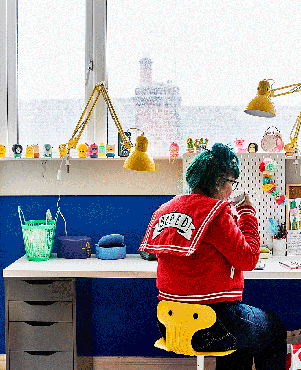GIF montrant le bureau de Toni avant et après le relooking plein de couleurs.