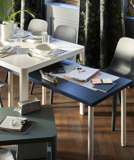 GIF montrant une table pour les devoirs coulissant sous une table dressée pour le repas, comme de grandes tables gigognes.