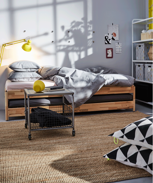 GIF que mostra com es pot configurar el llit IKEA UTÅKER per crear un sofà o dos llits individuals.
