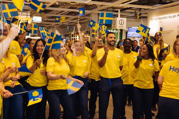 Glada medarbetare under öppningen av IKEA City i Gallerian.