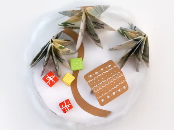 Glasinhalt mit Tannenbäumen, Schnee, Häuschen & Geschenken mit Blick von oben