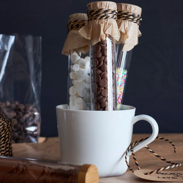 Glassflasker med topping til en kopp varm kakao. 