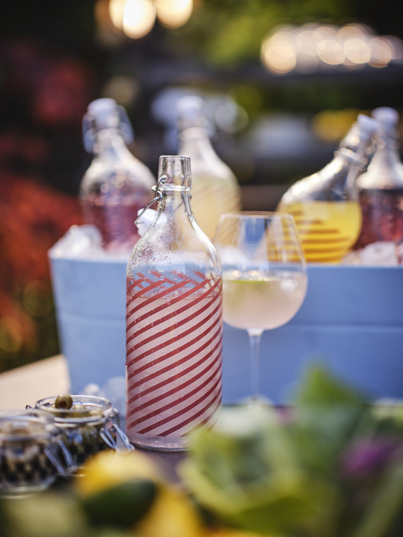 Glazen flessen in een emmer