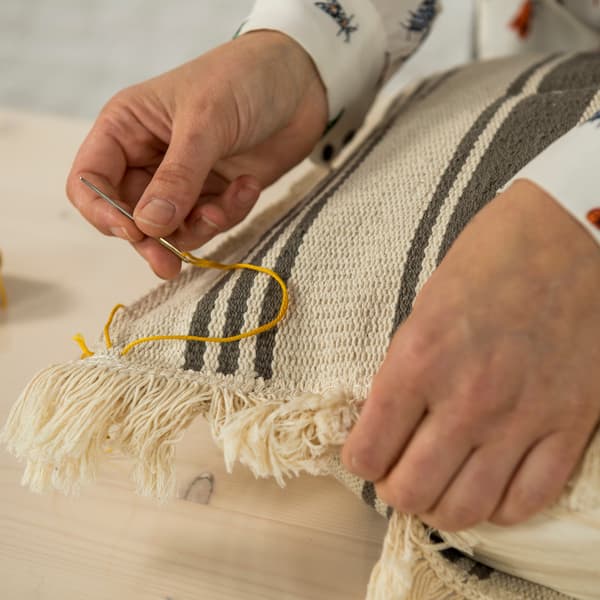 Glissez un coussin intérieur dans la housse ainsi assemblée, et terminez de la fermer à la main. 